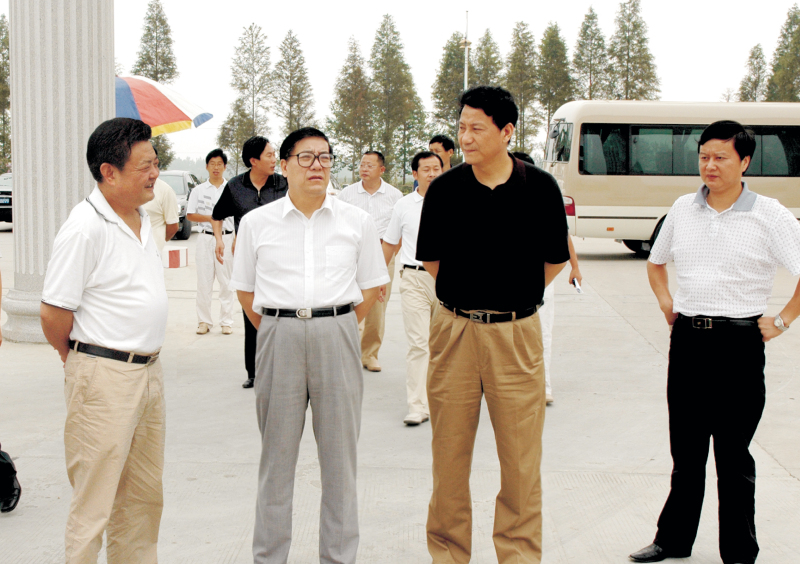 2006年9月1日，湖北省委常委、統(tǒng)戰(zhàn)部部長(zhǎng)蘇曉云蒞臨我公司考察，張嗣義書記陪同