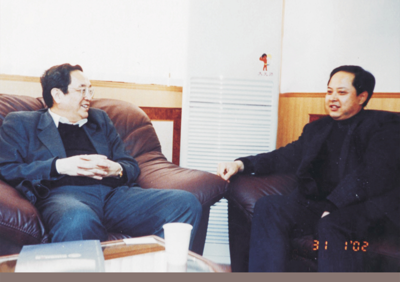 2002年1月31日，中央政治局委員、湖北省委書(shū)記俞正聲在省委辦公室親切接見(jiàn)舒心先生 