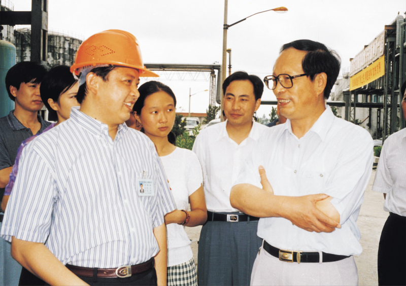 1998年8月1日，湖北省委書(shū)記賈志杰在舒心先生的陪同下，對(duì)我公司進(jìn)行了視察